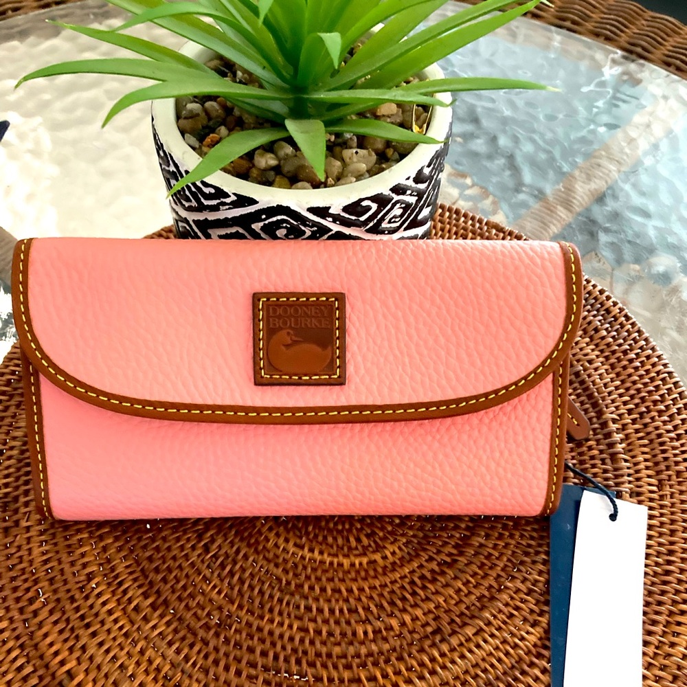 Brand NWT Dooney and Bourke Pebble Grain Continental Clutch